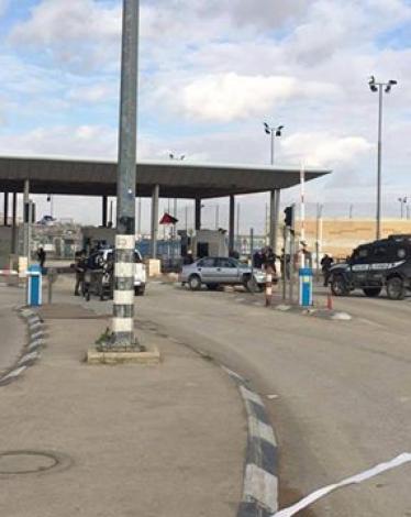 اعتقلت قوات الاحتلال الإسرائيلي عصر اليوم الثلاثاء فتاة فلسطينية على حاجز قلنديا شمال القدس المحتلة بعد غطلاق النار على سيارتها بدعوى محاولتها تنفيذ عمليتي طعن ودهس .  وزعمت المتحدثة باسم شرطة الاحتلال 