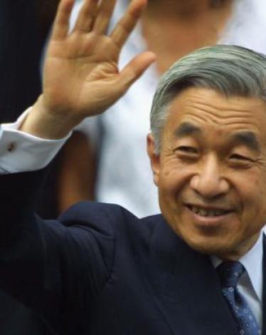 إمبراطور اليابان يقترب من التنازل عن العرش