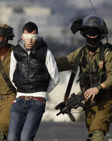 الاحتلال يعتقل مواطنا من بيت أمر بالخليل