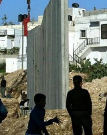 القيادة الفلسطينية بلبنان: أُبْلغنا بوقف بناء جدار عين الحلوة