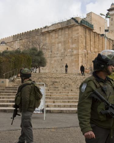 جنود الاحتلال الإسرائيلي يتجولون قرب المسجد الإبراهيمي بالخليل