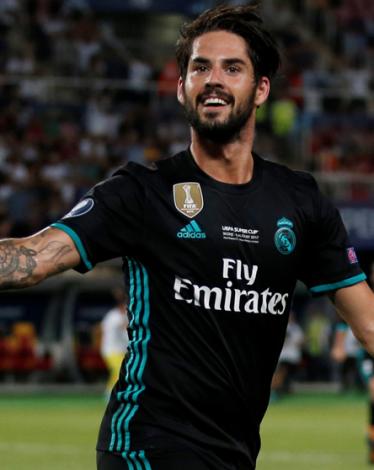 ريال مدريد يلقي الكرة في ملعب إيسكو