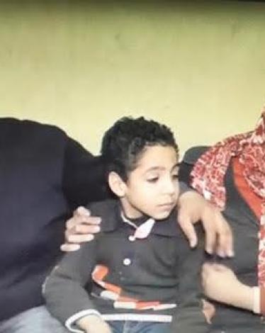 لم يجد لصّ ما يسرقه داخل عقار في عين شمس شرق العاصمة القاهرة، فقام بإيقاظ طفلين توأم من النوم وقرر اختطافهما، واتصل بوالدهما بعد أن تمكن من الهروب، وطلب فدية 200 ألف جنيه نظير إعادتهما.  وبعد مرور 10 ساعات على تلك الجريمة، تمكنت المباحث من القاء القبض على