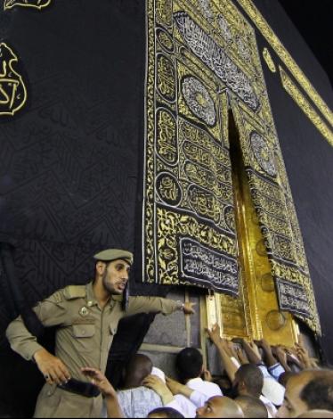 خطأ من الأمن والحجاج كاد يحرق الكعبة