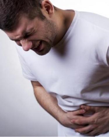 كشفت الهيئة العامة للغذاء والدواء في السعودية عن حقيقة مخاطر علاجات القرحة، وذلك رداً على أخبار ورسائل إلكترونية ومقاطع فيديو انتشرت مؤخراً في مواقع التواصل الاجتماعي، تفيد أن تناول هذه الأدوية يتسبب في الإصابة ببعض الأعراض الجانبية مثل أمراض الكلى المزمن