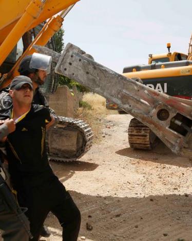 هدم بئر مياه الخليل