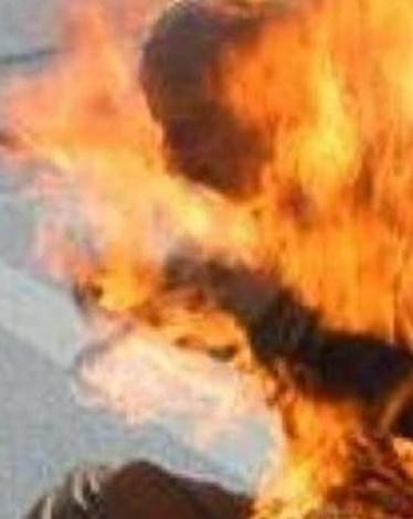 مواطن يحاول حرق نفسه بغزة