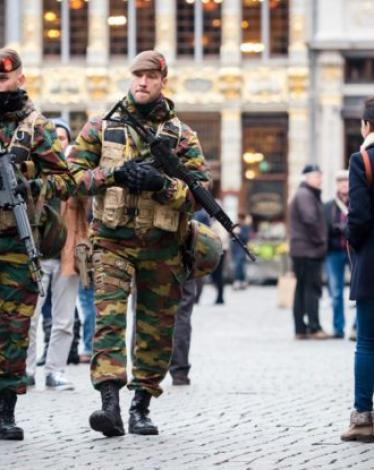 151121011326_belgian_army_soldiers_patrol_in_the_picturesque_grand_place_950x633_ap_nocredit-1