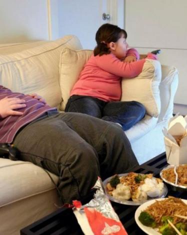 -الحركة وتناول الاطعمة الغير صحية تزيد عدد السمنة سنويا 