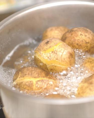 طبخ وسلق البطاطا