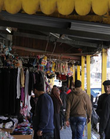 أرصفةُ الخليل.. لا مكانَ فيها للمشاة