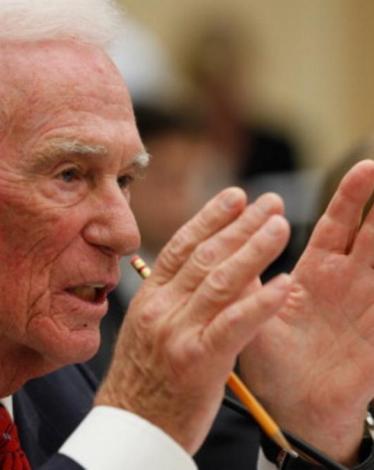 وفاة آخر إنسان مشى على القمر