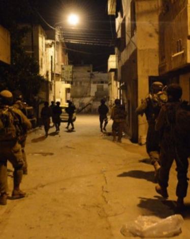 الاحتلال يشن حملة اعتقالات ويصادر مركبة بالضفة