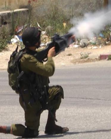 إطلاق جندي قنابل غازية صوب الفلسطينيين