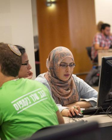 "معاريف": 58% من الطلبة الجامعيين بـ"إسرائيل" يفكرون بالهجرة