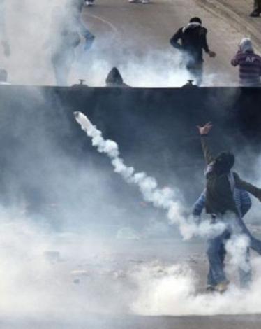 أصيب العشرات من طلبة المدارس وطلبة جامعة القدس في بلدة أبو ديس جنوب شرق القدس المحتلة، بحالات اختناق شديدة جراء استنشاقهم الغاز السام والمدمع الذي أطلقته قوات الاحتلال عقب اقتحامها للمنطقة صباح اليوم الأربعاء.  وقال مراسلنا إن طلبة المدارس تصدوا بالحجارة 