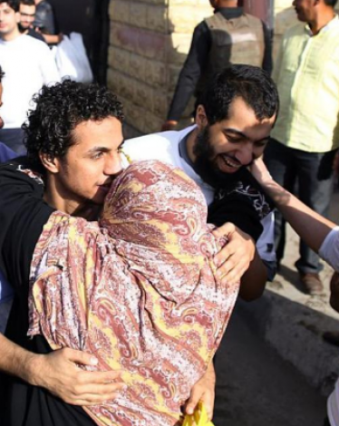 السيسي يعفو عن مئات المحبوسين بقضايا تظاهر