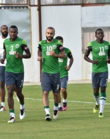 السعودية تسعى لمواصلة الصدارة أمام اليابان