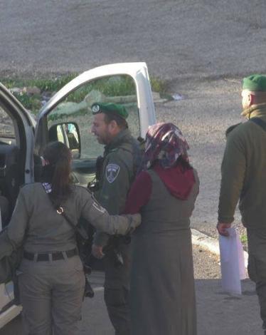 بزعم حيازتها سكين