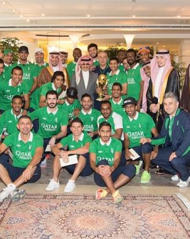 احتفال الأهلي السعودي بكأس السوبر