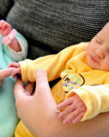 ولادة أربعة توائم في عامين مختلفين