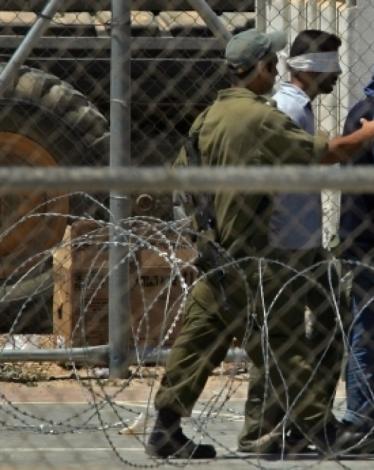 عزل أسير فلسطيني في سجون الاحتلال الإسرائيلي