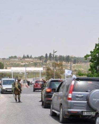 أغلقت قوات الاحتلال الاسرائيلي اليوم الأربعاء، حاجز المحكمة (DCO) شمال شرق مدينة البيرة، ومنعت مركبات المواطنين في المناطق الشرقية من محافظة رام الله والبيرة من المرور.  وأضاف مراسلنا أن الاحتلال أغلق كذلك، الطريق الرابطة بين بلدتي سلواد وعين يبرود شمال ش