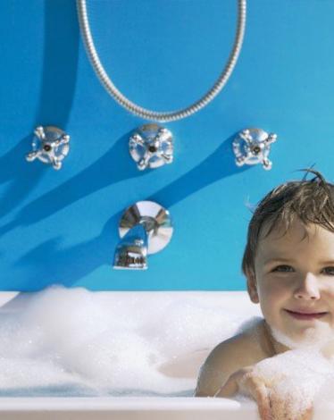 متى يستحم الطفل بمفرده؟