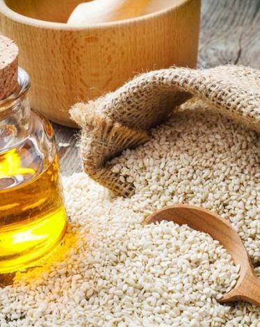 يتميّز زيتُ السمسم بأنه من الزيوت الخفيفة وغير المكلفة، بالإضافة إلى رائحتهِ الجميلةِ والمميّزة التي تميّزه عن غيره من الزيوت. كما إنه من الزيوت المضادّة للبكتيريا، ما يجعله بارعاً في العناية بجمالِك، لاسيّما في ما يتعلّق بشِفاء الجروح وعلاج الالتهابات،إض