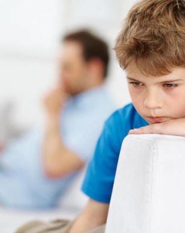 إذا كانت الدنيا بها عجائب سبع، فلا عجب أو استغراب فيما نقوله، بل ما سنتحدث عنه هو واقع، ولكنه مؤلم، فاليوم سنتحدث عن غيرة الأب من أبنائه، الأمر الذي نعده سلوكاً شاذاً، إلا أنه متواجد، لذا نتحفظ على وجود مثل هذا السلوك.   وسيتحدث معنا الأخصائي النفسي منتصر