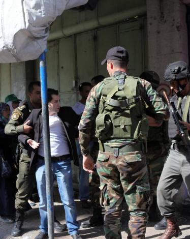 أجهزة السلطة تعتقل طالبين ووالد شهيد
