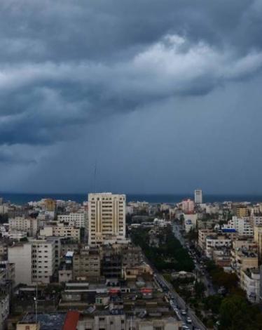 تتأثر فلسطين اليوم الخميس بمنخفض جوي مصحوب بكتلة هوائية باردة، بحيث تسقط الأمطار خلال ساعات الصباح على المناطق الشمالية من البلاد،وتكون غزيرة على فترات . فيما تهب رياح نشطة وتسود اجواء غبرة في باقي المناطق.  وتدريجيا من المتوقع أن ينتشر تساقط الأمطار للمن