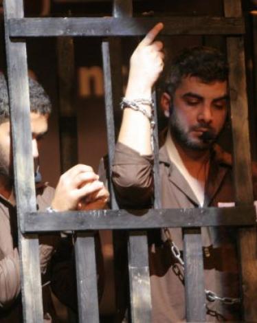 أفادت إذاعة صوت الأسرى أن سبعة أسرى من الضفة الغربية المحتلة يدخلون اليوم 29 مارس أعوامًا جديدة في سجون الاحتلال بينهم اثنان محكومان بالمؤبد، وهم:     الأسير عبد الكريم راتب يونس عويس من مخيم جنين المحكوم بالسجن المؤبد مدى الحياة ومعتقل منذ عام 2002، وأمض