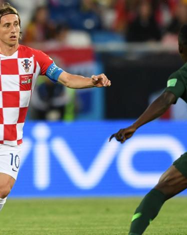 luka-modric-oghenekaro-etebo-croatia-vs-nigeria_s6gq3x7l59vv1dn6vvv3mybdu