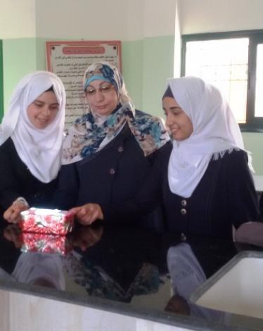 رفح  طالبات يبتكرن مصباحاً حساساً للصوت لخدمة كبار السن وذوي الإعاقة
