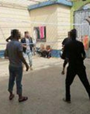 نظمت نظارة مركز شرطة خان يونس المدينة بالتعاون مع هيئة التوجيه السياسي والمعنوي في المحافظة دوري كرة طائرة لنزلاء النظارة بمشاركة 30 موقوف مقسمين إلى فرق رياضية.  وقال مدير نظارة مركز شرطة خان يونس المدينة الرائد نور الغلبان: 