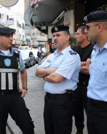 الشرطة تقبض على سيدة بتهمة التنجيم بقصد الربح في طولكرم