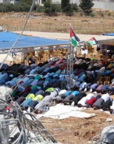 مواطنون يؤدون الصلاة على أنقاض المنازل المدمرة بقلنديا