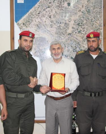 الشرطة العسكرية تكرم رئيس بلدية رفح