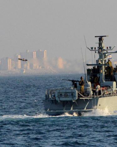 لاحقَ زورقٌ إسرائيلي، (لنشًا) فلسطينيًا، في عرض بحر شمالِ قطاع غزّة، صباح اليوم الثلاثاء.  وأفاد مراسلنا في شمال القطاع، أن ملاحقـةَ الزورق الحربي الإسرائيلي لـ 