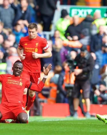 ليفربول يضرب الجار إيفرتون بثلاثية في الديربي