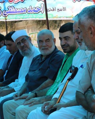 نواب المحافظة الوسطى خلال زيارة المحرر زقوت