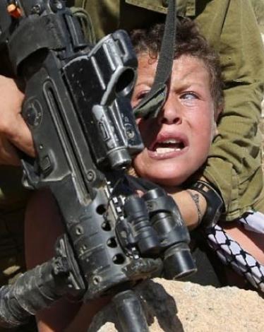 An-Israeli-soldier-controls-Palestinian-Mohammed-Tamimi-during-clashes-800x430