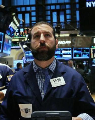 الدولار يصعد لأعلى مستوى في 13 عاماً