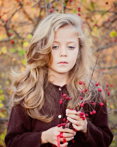 6957804-girl-children-blonde-blue-eyes-autumn-mood