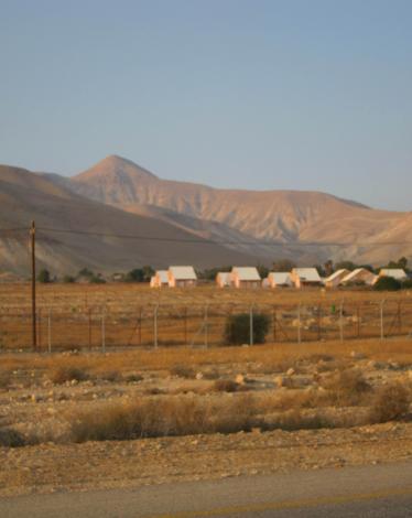 Israeli_Settlers_Settlements_on_the_other_side_of_the_street