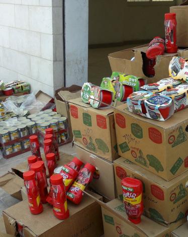 الضابطة الجمركية تتلف كمية من بضائع المستوطنات في سلفيت