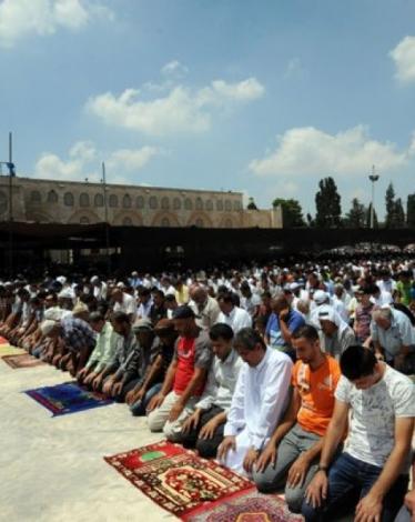 الآلاف يؤدون صلاة الجمعة برحاب المسجد الأقصى