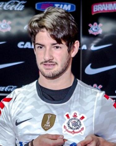 11jan2013-atacante-alexandre-pato-exibe-o-escudo-do-corinthians-durante-a-sua-apresentacao-oficial-1357917009163_1920x1080