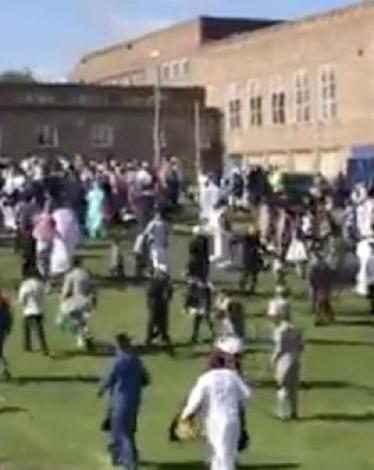 سيارة تدهس مسلمين محتفلين بعيد الفطر في بريطانيا